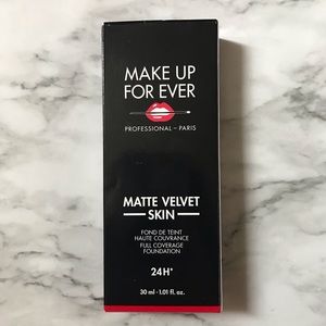 Make Up Forever Matte Velvet Skin in Shade R230
